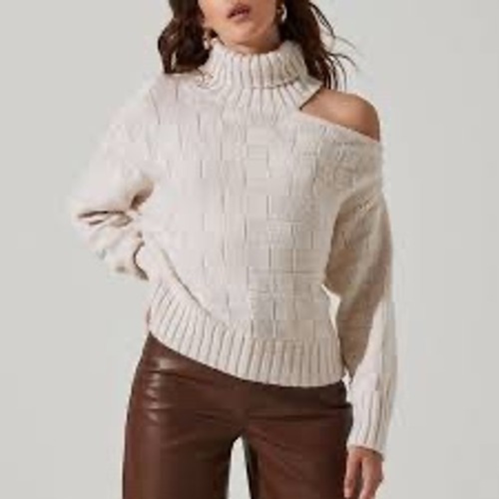 ASTR The Label Cold Shoulder Sweater Women L Cream Minimalist Chunky Knit Casual